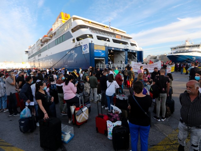 Οι ακτοπλοϊκές μετακυλούν στους επιβάτες τις αυξήσεις και με την ανοχή του αρμόδιου υπουργείου
