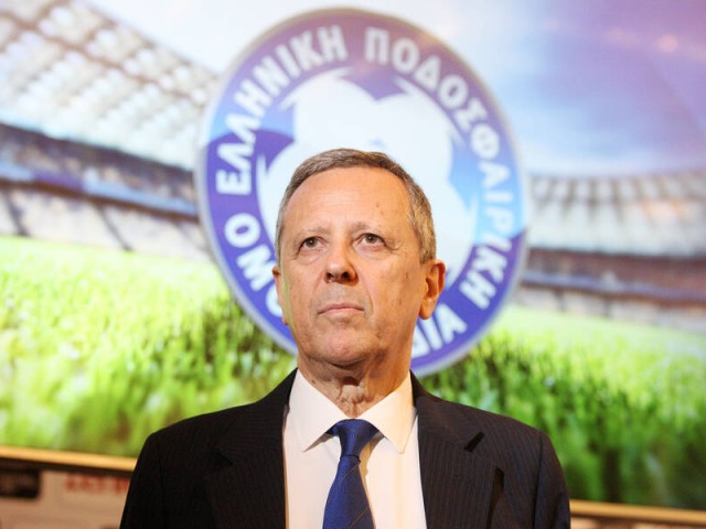 «Σοβαρές επιφυλάξεις» εκφράζει η κυβέρνηση για την εκλογή Μπαλτάκου στην ΕΠΟ