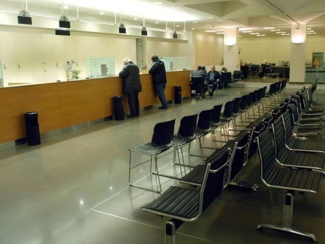 Τράπεζες: Νέα μείωση του αριθμού καταστημάτων και εργαζομένων το 2021