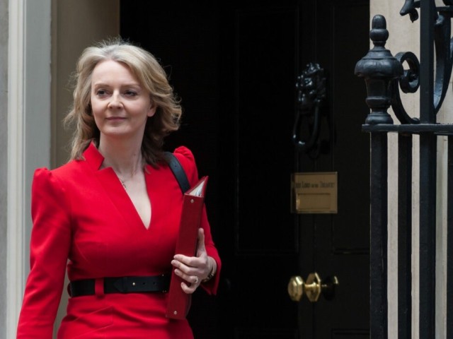 Βρετανία: Φαβορί για την ηγεσία των Συντηρητικών η Λιζ Τρας, σύμφωνα με τα γραφεία στοιχημάτων και τις δημοσκοπήσεις
