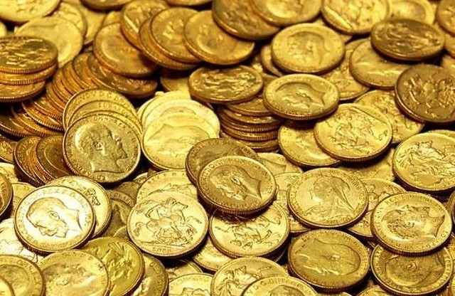 Η ακρίβεια «τρώει» τις χρυσές λίρες των Ελλήνων...