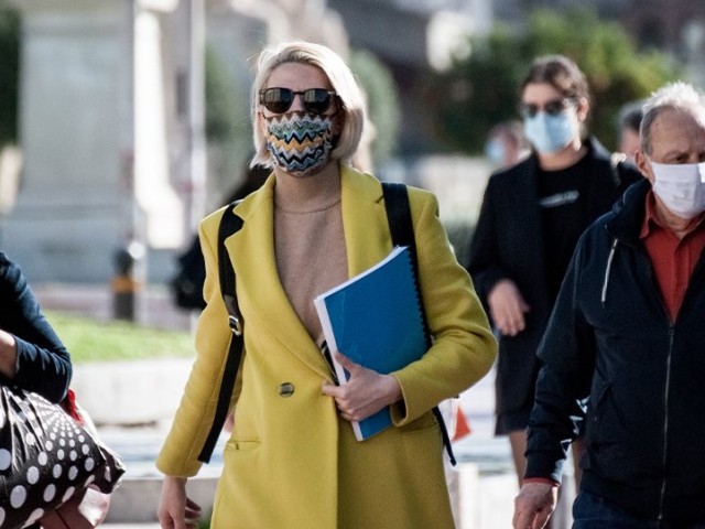 Κορωνοϊός: Έρχεται η μάσκα (;) μετά τα χιλιάδες κρούσματα ημερησίως