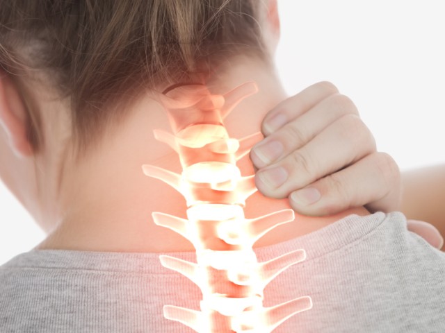 Ευθειασμός στον αυχένα: Tι είναι και τι μπορώ να κάνω γι' αυτό;