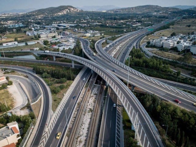 Ο ακριβός δανεισμός και η μειωμένη απόδοση των κεφαλαίων «πάει πίσω» την Αττική οδό και κατεβάζει τον πήχη του τιμήματος!