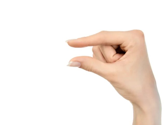 Ο ερωτύλος προβεβλημένος πολιτικός, που δεν έχει αφήσει όρθια από σταρλετίτσα μέχρι δεύτερη φωνή στα μπουζούκια, «είναι μπάμιας»!