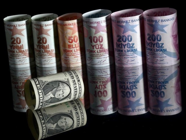 Η τουρκική λίρα «βυθίζεται» σημειώνοντας νέο ιστορικό χαμηλό έναντι του δολαρίου