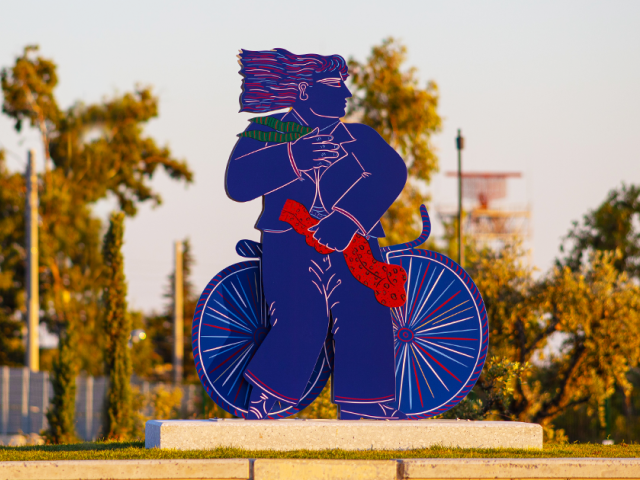 Το επιβλητικό γλυπτό «Ποδηλάτης» βασισμένο στο έργο του Αλέκου Φασιανού στο The Ellinikon Experience Park