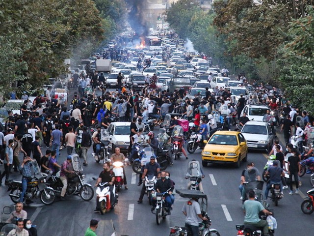Ιράν: Αυξάνονται οι νεκροί στις διαδηλώσεις για τον θάνατο της Μαχσά Αμινί - Χάος στους δρόμους της Τεχεράνης