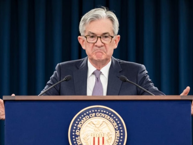 Η Fed «βλέπει» υψηλά επιτόκια έως το 2025 εν μέσω ανησυχιών για παγίωση υψηλού πληθωρισμού