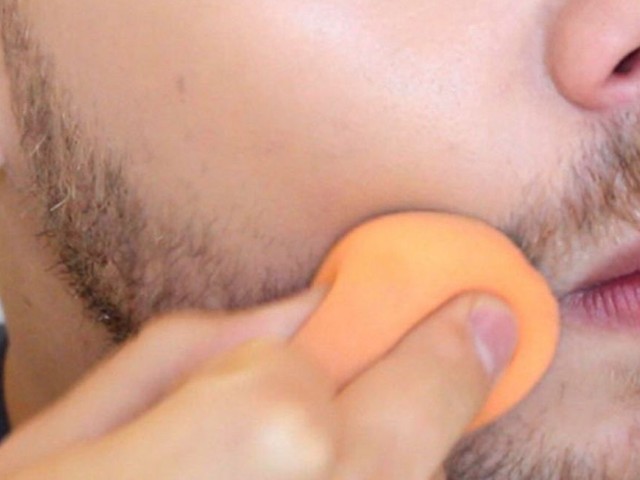 Ο CEO που ανακάλυψε το γυναικείο φύλο αργά έχει αρχίσει να «βάφεται» για να δείχνει νέος και ωραίος: Βάζει πούδρα, make up και ρουζ στα μάγουλα!