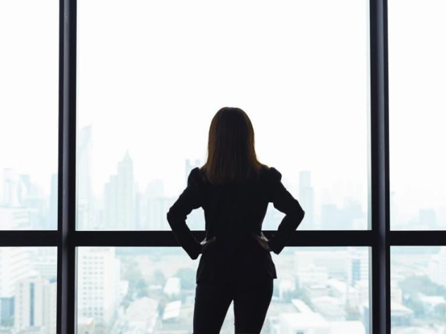 Όταν οι κυρίες ελέγχουν εμμέσως την εξουσία: Η νέα «παραγόντισα» της κεντρικής σκηνής, που ανοίγει πρώτη τους φακέλους των κρίσιμων θεμάτων και επιλαμβάνεται σοβαρών υποθέσεων!