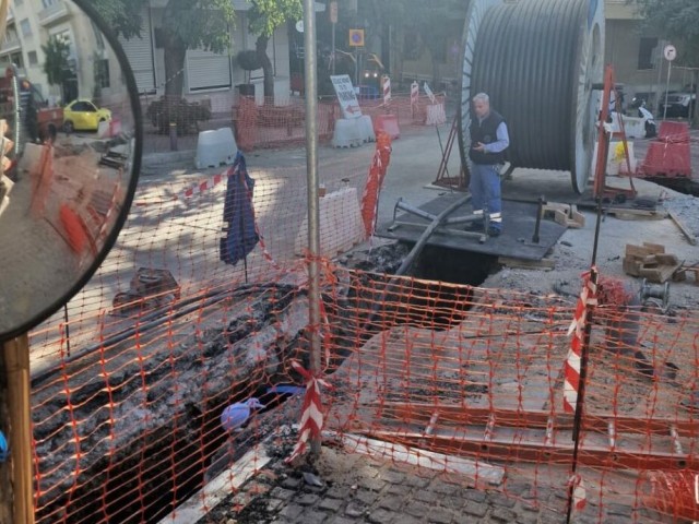 «40 παλικάρια» μάζευαν χόρτα την Κυριακή στην Πλατεία Κολωνακίου: Οι Υποδομές του Κράτους, έστειλαν τα συνεργεία να μαζέψουν, επιτέλους, τα μαρούλια που φύτρωσαν απέναντι από το Da Capo!