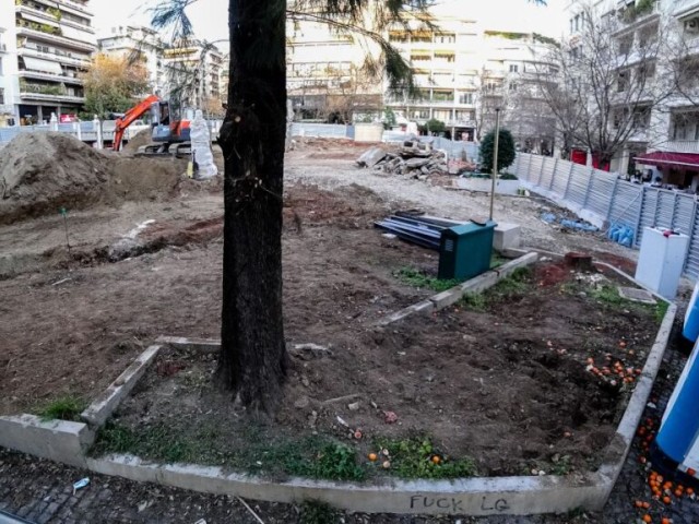 Το Μετρό στο Κολωνάκι, οι εργασίες, το εγκαταλελειμμένο εργοτάξιο και τα μαρούλια της Πλατείας, απέναντι από το Da Capo, το Βρετανικό Μουσείο και το πρώην Rock n Roll στο 14!