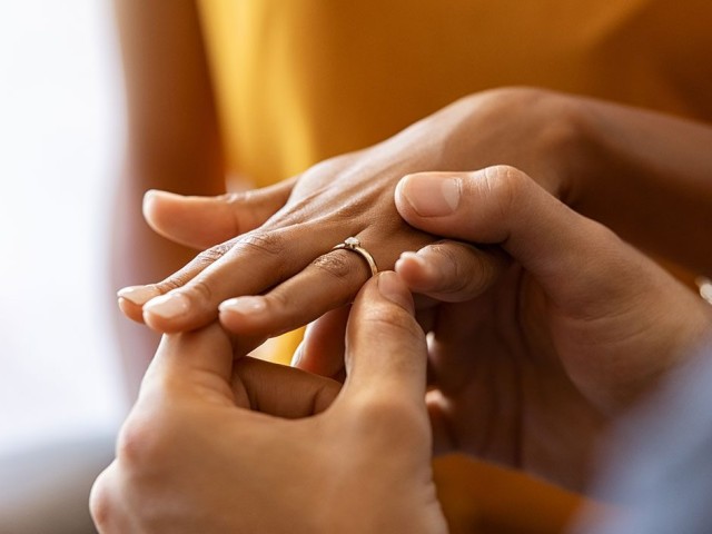 Αποκάλυψη: Πρόταση γάμου από πασίγνωστο και προβεβλημένο επιχειρηματία σε δημοσιογράφο – παρουσιάστρια δελτίου ειδήσεων ιδιωτικού τηλεοπτικού σταθμού! Είπε το «Ναι»! 