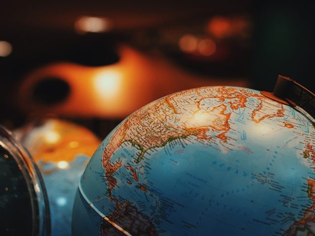 Bloomberg: Oι μεγαλύτεροι οικονομικοί κίνδυνοι για το 2023