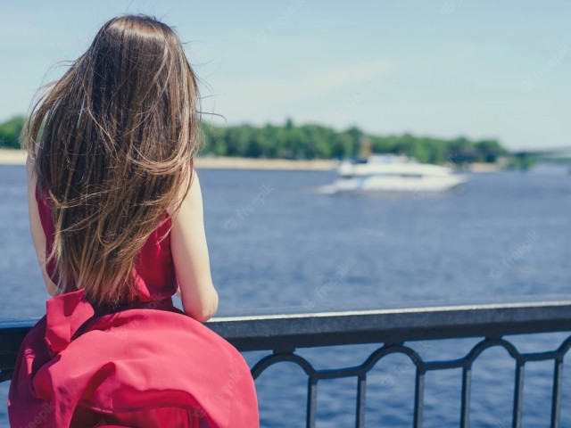 Το κορίτσι – φωτιά με τα κόκκινα, ο τηλεοπτικός σταθμός, ο (fund) μάνατζερ που βάζει καλά μόνο την υπογραφή του και ο διχασμός των εργαζομένων που οι μισοί τη γλύφουν και οι άλλοι μισοί θάβουν!