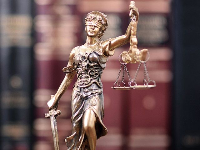 Ένας διευθύνων κρατικής εταιρίας που ερευνάται από την Δικαιοσύνη και ένας ΓΓ υπουργείου, που ερευνάται από το ξέπλυμα, στηρίζονται από τις συζύγους τους που έχουν προσωπική πρόσβαση σε Μαξίμου – πρωθυπουργό!