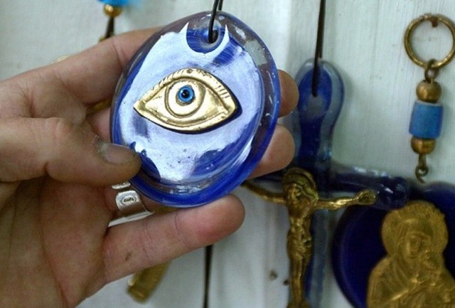 Έρευνα: 4 στους 10 Έλληνες πιστεύουν στην μαγεία και στο μάτι