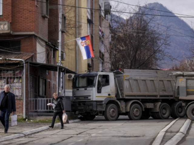 Κόσοβο: Οι Σέρβοι θα αρχίσουν από σήμερα να αίρουν τα οδοφράγματα