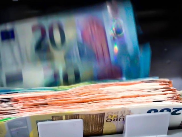 Γεμάτα ταμεία, πενιχρές αυξήσεις επιτοκίων καταθέσεων και αστείες μειώσεις προμηθειών