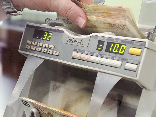 Οι καταθέσεις των νοικοκυριών μειώνονται, η ανησυχία στις τράπεζες αυξάνεται