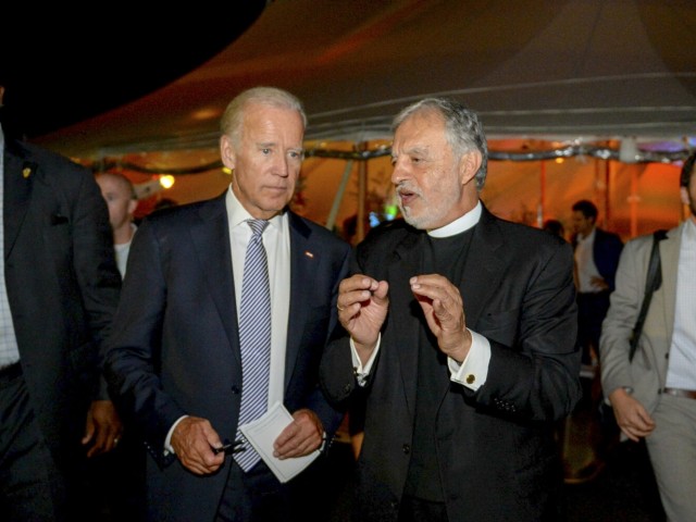 Η σύγκρουση του Father Alex (δήθεν εκλεκτού του Μπάιντεν) με τον Έντι Ζεμενίδη, (άνθρωπο του Μενέντεζ)!