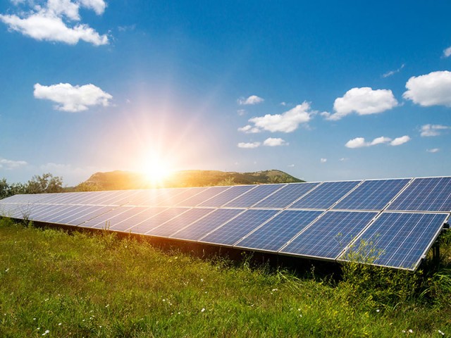 Τέλος στα νέα «μικρά» φωτοβολταϊκά λέει το ΥΠ.ΕΝ, άδειες με το τσουβάλι δίνει η ΡΑΕ