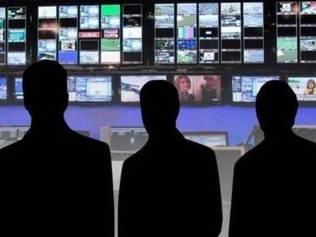 Μετωπική σύγκρουση μεταξύ των βαρόνων των media προκαλεί η τροπολογία που ψηφίστηκε στη Βουλή με την οποία αίρονται οι περιορισμοί στη συμμετοχή συνδρομητικών καναλιών σε επίγεια τηλεοπτικά ΜΜΕ!