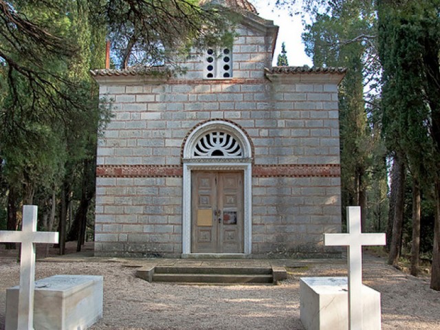 Ποιοι έχουν ταφεί στους βασιλικούς τάφους στο Τατόι – «Γαλαζοαίματοι» και ένας αντιναύαρχος