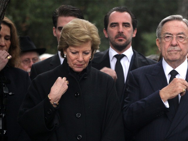 Η πολιτική απόφαση για την κηδεία του τέως Βασιλιά Κωνσταντίνου, η κριτική για την διαχείριση των «συμβόλων», η ελάχιστη παρουσία της κυβέρνησης στην τελετή που φέρνει γκρίνια και οι Συνταγματικές επιταγές!