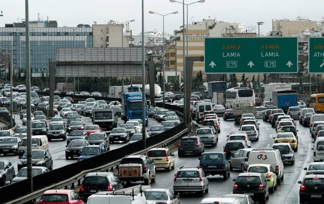 Κίνηση: Οι Αθηναίοι «τρώνε» 78 ώρες ετησίως κολλημένοι στους δρόμους