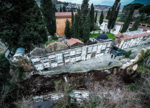 Ιταλία: Κατέρρευσε νεκροταφείο λόγω κακοκαιρίας – Φέρετρα και τεφροδόχοι κατέληξαν σε χαράδρα
