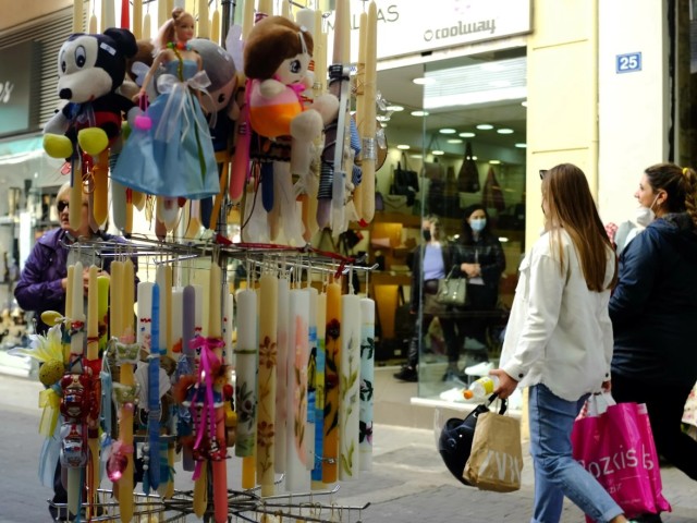 Ξεκινάει αύριο το «καλάθι του νονού» – Η λίστα με τα προϊόντα που θα περιλαμβάνει