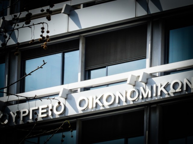 Πολυνομοσχέδιο: Τι προβλέπει για τέλη κυκλοφορίας, ρυθμίσεις χρεών, μειωμένο ΦΠΑ