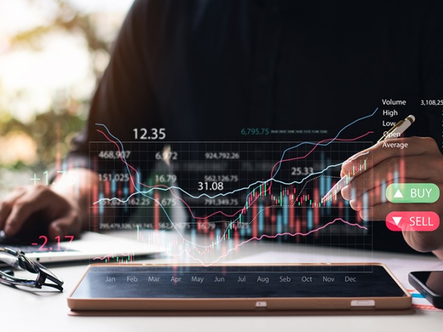 Δύο μικρομεσαίες εισηγμένες συζητούν συνεργασία...