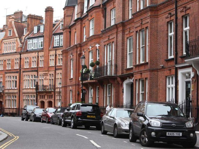 Halifax: Απροσδόκητη άνοδος των τιμών κατοικιών στην Βρετανία