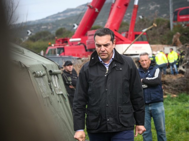 Πολιτική αυτοκτονία χαρακτηρίζουν κορυφαία στελέχη του ΣΥΡΙΖΑ την απόπειρα του Αλέξη Τσίπρα να εμφανιστεί ως μετριοπαθής και συστημικός μετά την τραγωδία των Τεμπών