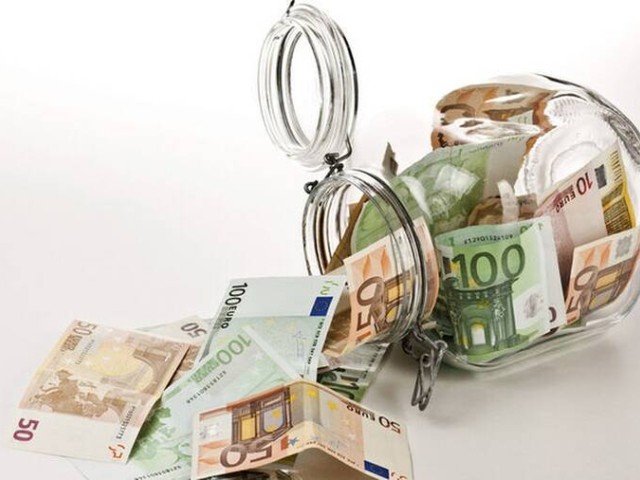 Τράπεζες: Τα νοικοκυριά τρώνε ξανά από τα έτοιμα και αποφεύγουν να δανειστούν