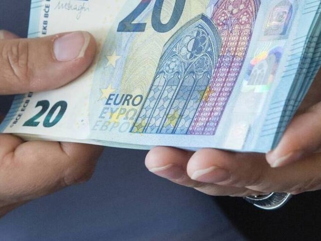 ΕΚΤ: 214 δισ. ευρώ σε 6 μήνες απέσυραν οι καταθέτες από τις τράπεζες της Ευρωζώνης