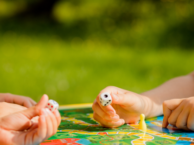 Έρχονται το «καλάθι του Πάσχα» και το «καλάθι του νονού» – Ποια παιχνίδια θα έχουν έκπτωση