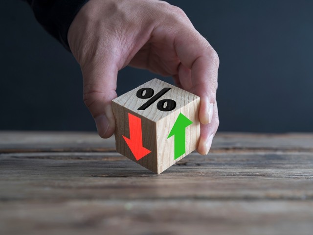 «Παγώνουν» τα επιτόκια στα ενήμερα στεγαστικά δάνεια και οι servicers