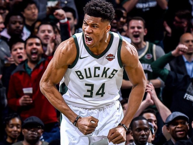 Σκληρή απάντηση του Γιάννη Αντετοκούνμπο σε δημοσιογράφο: «Δηλαδή ο Τζόρνταν στα χρόνια που δεν πήρε πρωτάθλημα απέτυχε;»