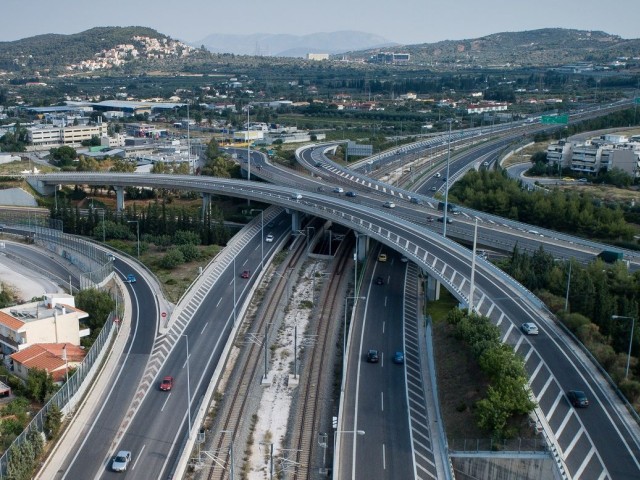 Σφαγή για την Αττική οδό: Άλλοι πιέζουν για να γίνει «εδώ και τώρα» ο διαγωνισμός και άλλοι για να μετατεθεί μετά τις εκλογές και …βλέπουμε