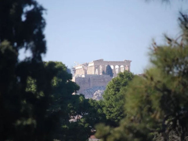 Ο σεβάσμιος (άνω των 80) εφοπλιστής, το ακίνητο στα Ανάκτορα, η πλειοδοσία των 12 εκατ. ευρώ, η «σύγκρουση» με τον προνομιακό στοιχηματζή του ΣΥΡΙΖΑ και το δώρο στην προβεβλημένη σύντροφο!