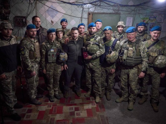 Πόλεμος στην Ουκρανία: Ο Ζελένσκι στην πρώτη γραμμή του μετώπου για την Ημέρα των Ουκρανών Πεζοναυτών