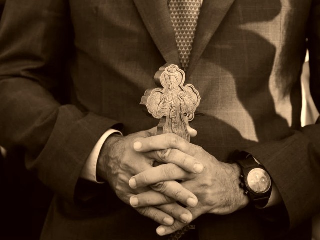 Στη γραμματέα που σ’ έχει ερωτευτεί, θα σε καταγγείλω πονηρέ πολιτευτή…