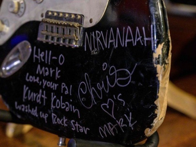 Η διαλυμένη κιθάρα του Κερτ Κομπέιν των Nirvana πωλήθηκε έναντι 595.900 δολαρίων