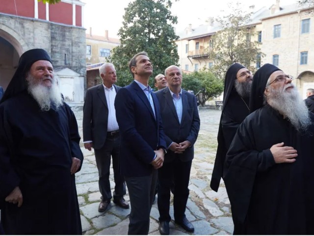 «Ή θα κόψετε τα πάρε- δώσε και τα σούρτα- φέρτα με την «Νίκη» ή θα σας κόψω τα κοινοτικά κονδύλια των 200 εκατ. ευρώ» – Το μήνυμα της επίσκεψης Μητσοτάκη στο Άγιον Όρος, ο ρωσικός παράγων και οι ύποπτοι επιχειρηματίες της Εκκλησίας!