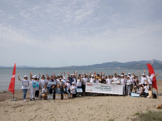 75 εργαζόμενοι - εθελοντές του Ομίλου HHG καθάρισαν την παραλία του Σχινιά
