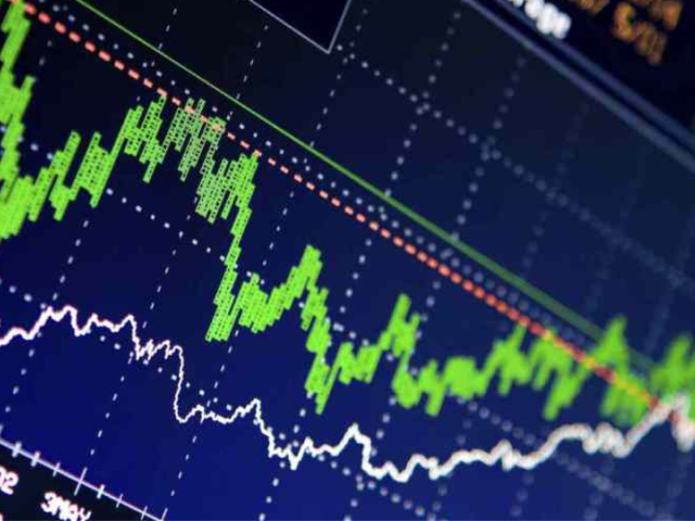 Προεκλογικό φλερτ της αγοράς με τις 1300 μονάδες – «Καύσιμη ύλη» η ευνοϊκή διεθνής συγκυρία και η αποκρατικοποίηση Εθνικής και Πειραιώς